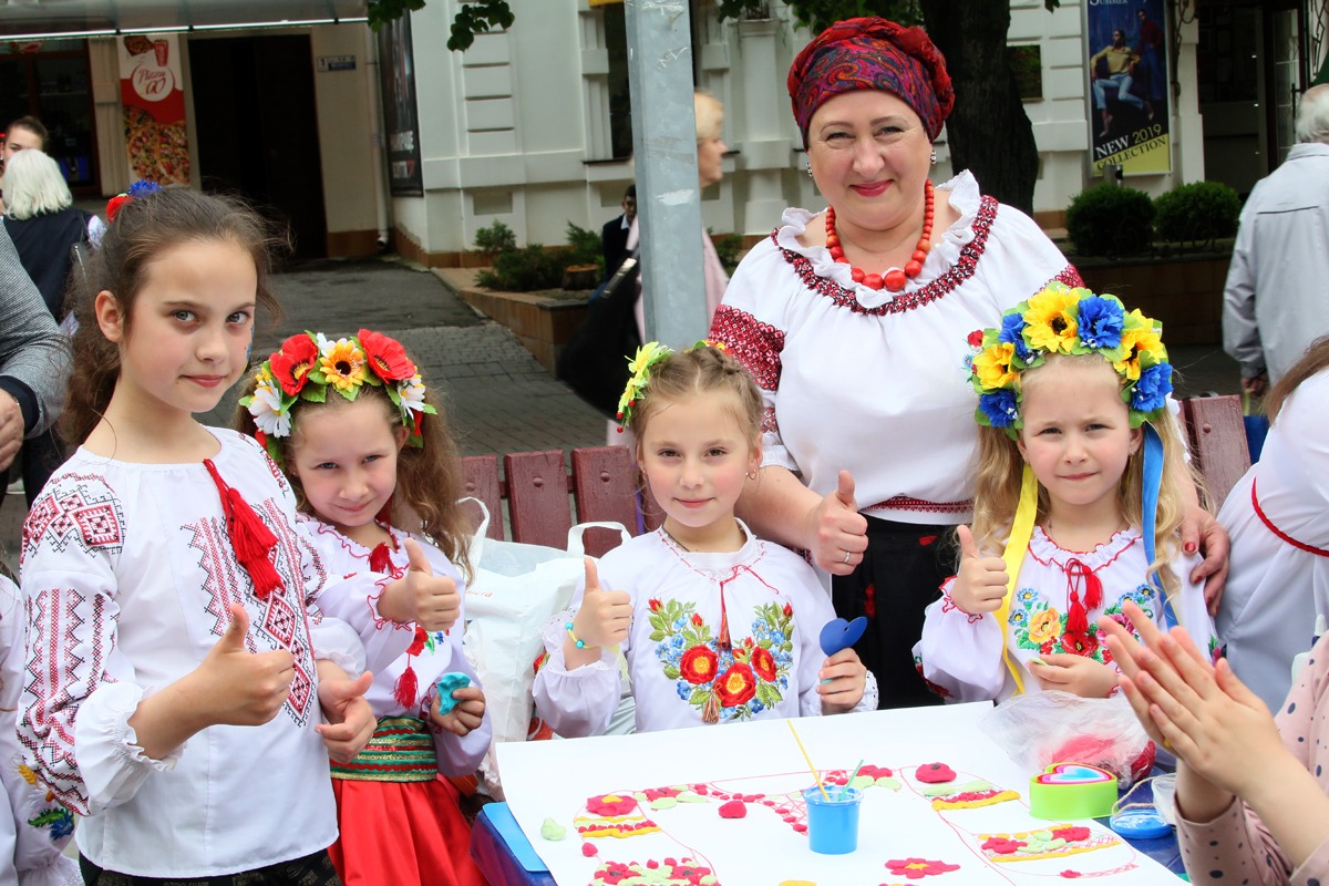 У вишуканих вишиванках з кодом українського духу святкували вінничани
