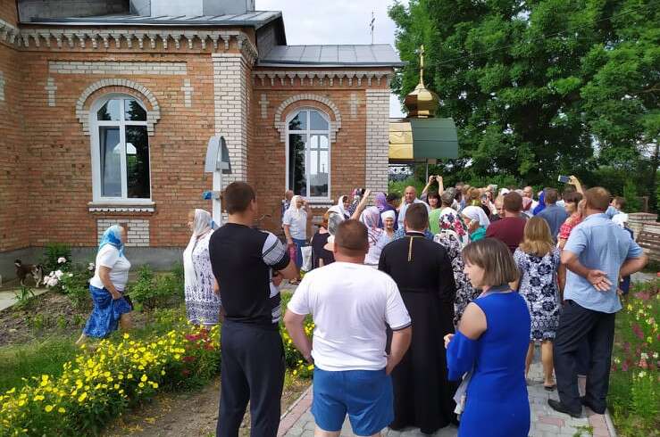 Десант МП не пускав вірян ПЦУ за храму в Пеньківці на Літинщині. До «гастролерів» викликали поліцію (відео)