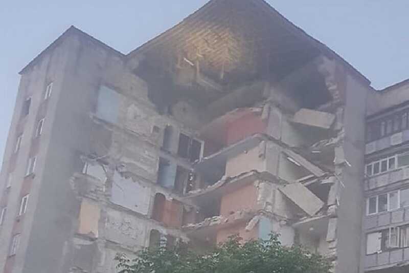 В Атаках на кордоні із Вінниччиною рухнув 9-поверховий гуртожиток (відео)