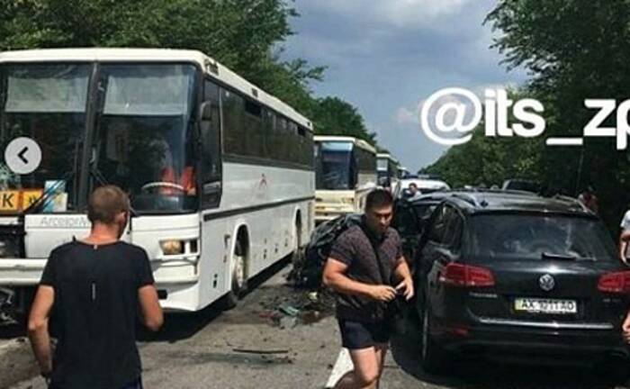 Авто з кортежу Президента Зеленського потрапило в ДТП. Підрізало колону автобусів із школярами