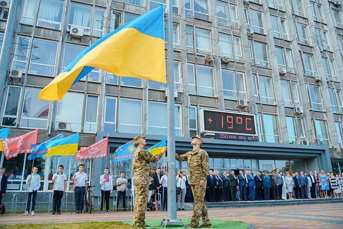 Десантник і медсестра у Вінниці святково підняли Прапор України (відео)