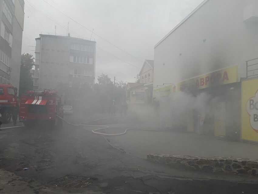 В Хмільнику горів магазин «Аврора» - центр курортного міста в диму. Без жертв… (фото)