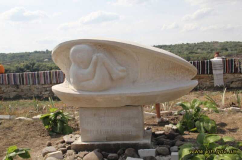 Пам’ятник мушлі, що врятувала Оксанівку під час Голодомору, відкрила 93-річна довгожителька