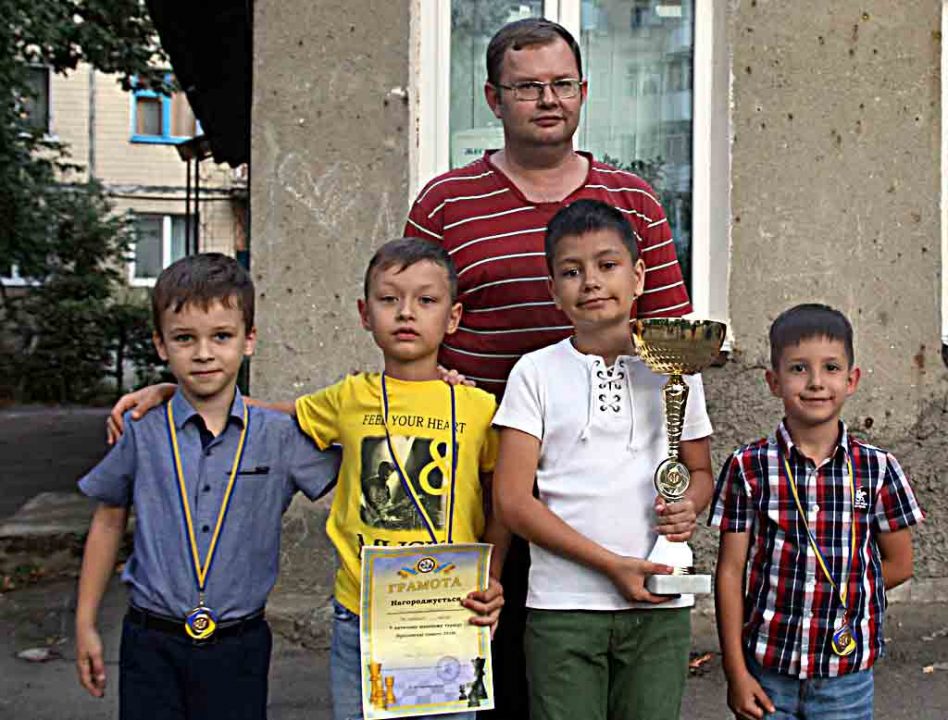 Шаховий «романтик» Влад взяв кубок чемпіона області. У чому секрет вінницьких вундеркіндів?