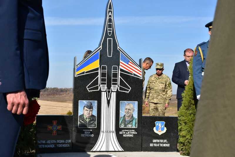 Пам’ятний знак загиблим рік тому пілотам Су-27 Івану Петренку із України та Сету Нерінгу із США відкрили за Улановом на Вінниччині (відео)