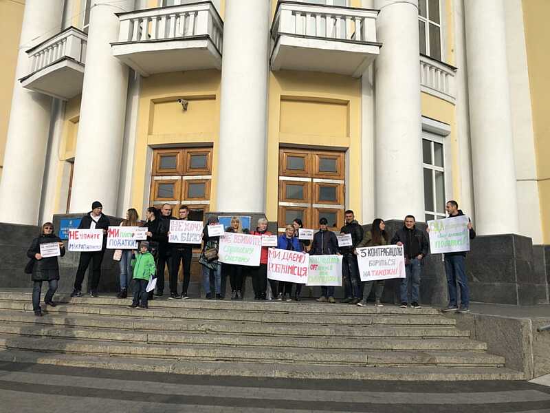 Малі підприємці Вінниці пікетують облдержадміністрацію