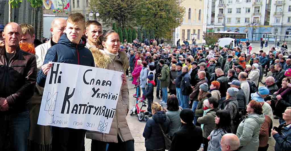 «Ні – капітуляції», – заявили вінничани на мітингу і вимагають скликання екстрених сесій рад. До них приєднались атовці (відео)