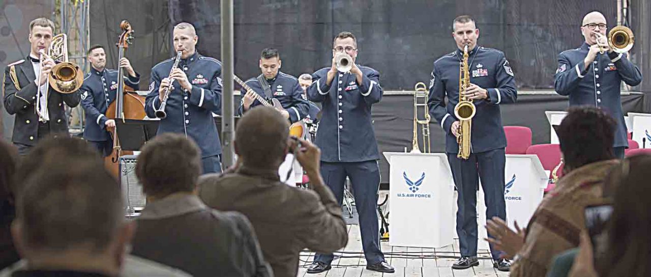 Козацький марш із елементами джазу виконав у Вінниці оркестр ВПС США