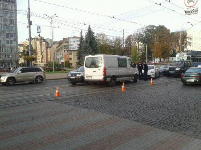 Трамваї стояли через подвійну ДТП у центрі Вінниці (ОНОВЛЕНО)