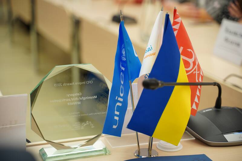 Посол ЮНІСЕФ Лотта Сільвандер вручила учню 22-ї школи Вінниці нагороду “Child Friendly Cities Inspire Awards” (відео)