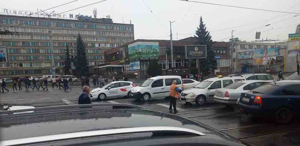 Чому через аварію водійка тролейбуса замість копів регулювала рух?