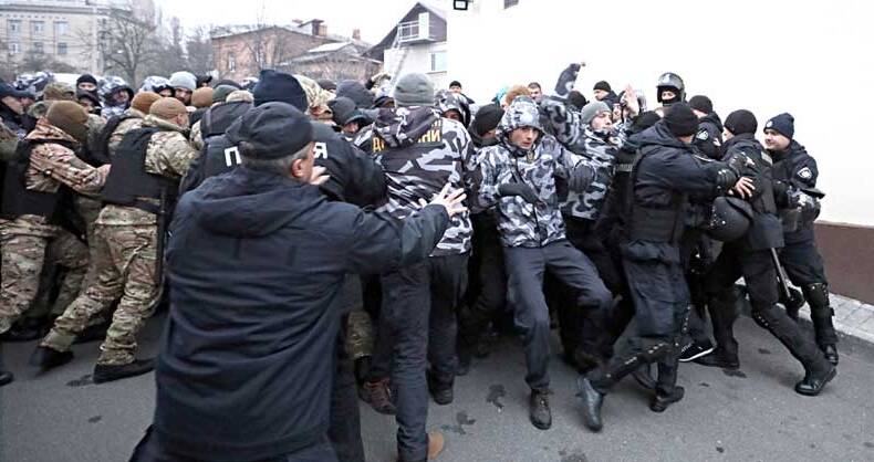 Сутички з поліцією та протестуючими стались у Вінниці під час конфлікту із енергетиками (відео)