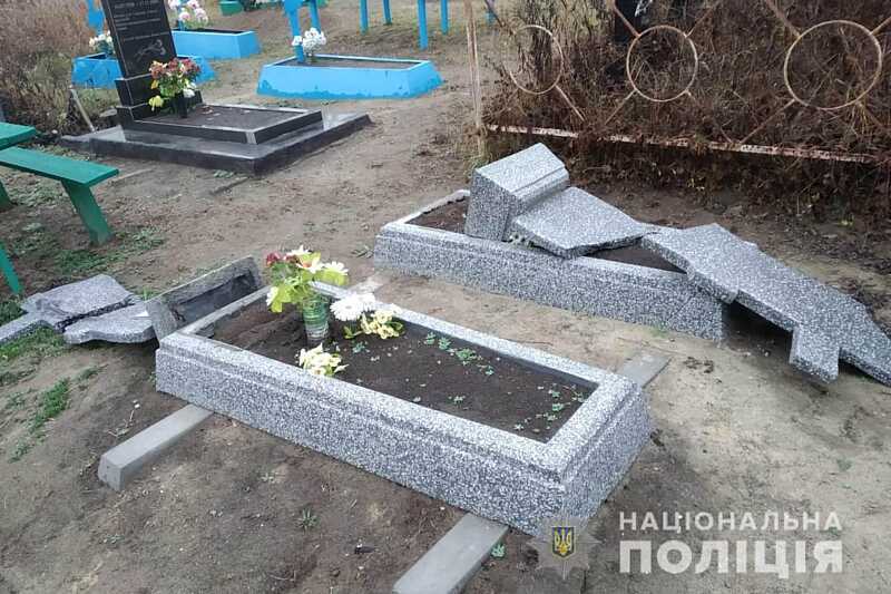 Вандал на Вінниччині пошкодив 15 надгробних плит