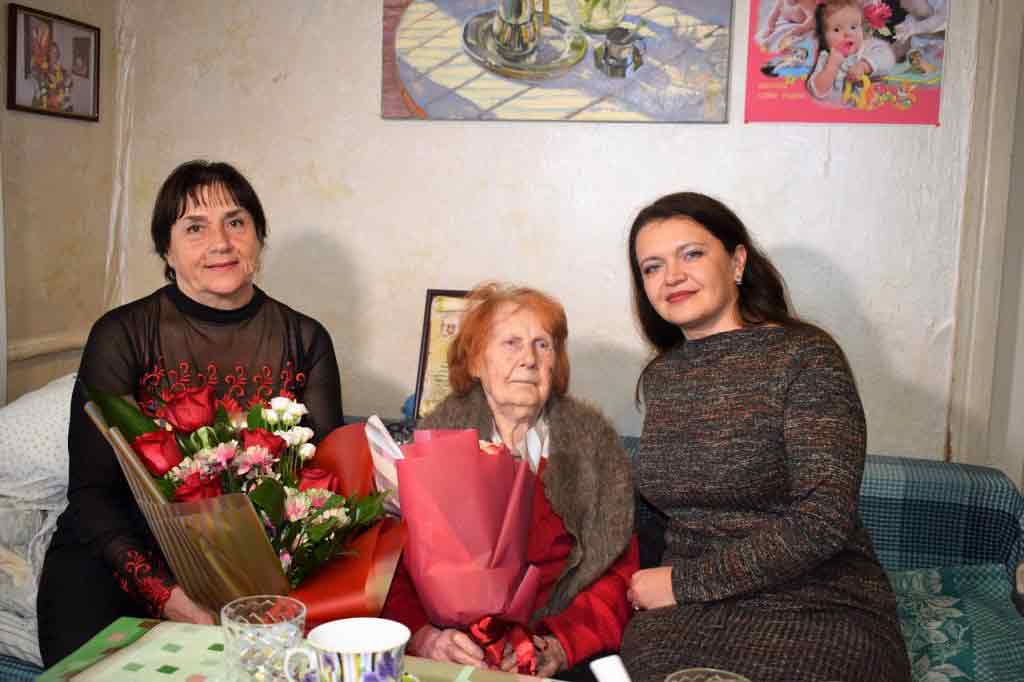 Жити з добром у серці! – таку пораду дає людям він­ничанка Антоніна Хомівна Короновська, яка зустріла свій 100-літній ювілей