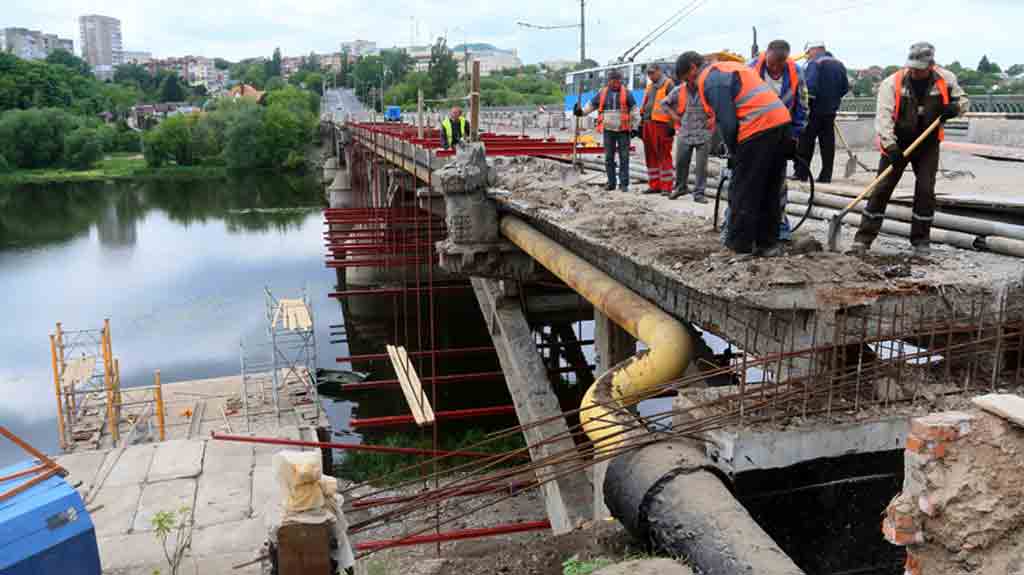 Міськраді 2,5 мільйона грн. виконавець робіт на Київському мосту не поверне