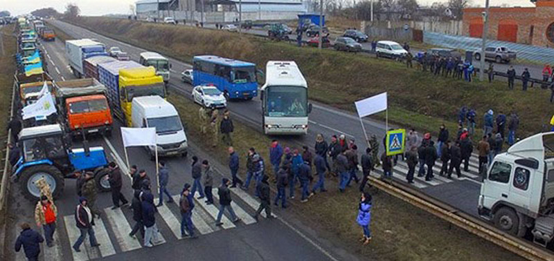 Фермери перекрили трасу, протестуючи проти продажу землі