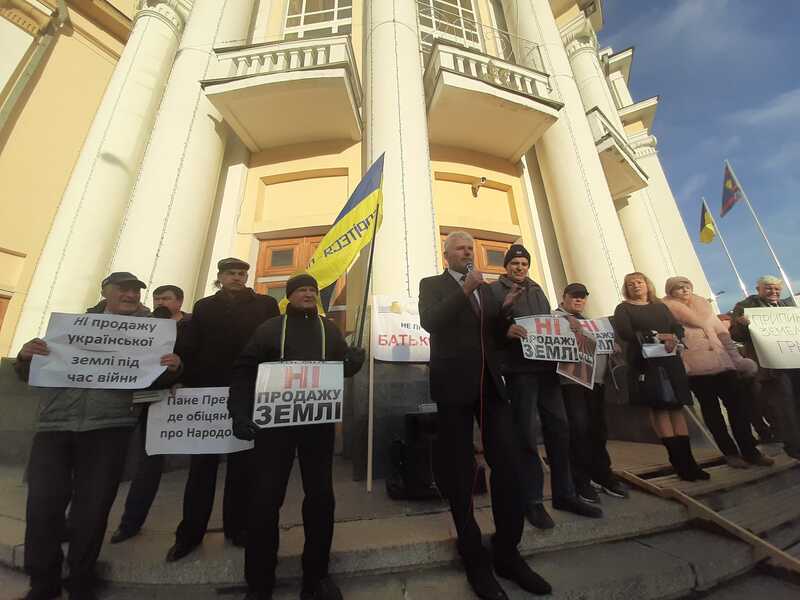 – Ні продажу землі! Не дамо продати Україну! – у Вінниці перед сесією обласної ради вимагають відкликати закон про «розпродаж України» (відео)