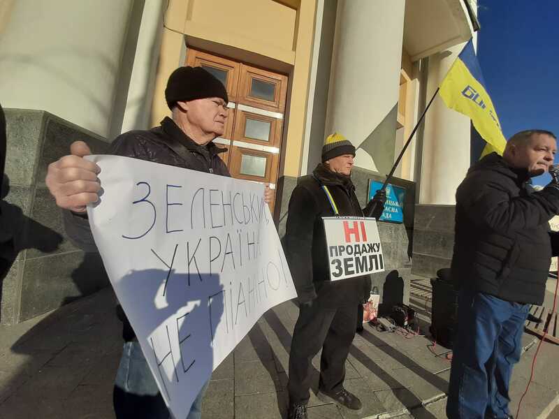 – Зеленський – Україна не піаніно! Під таким гаслом у Вінниці під ОДА антипрезидентський мітинг (відео)