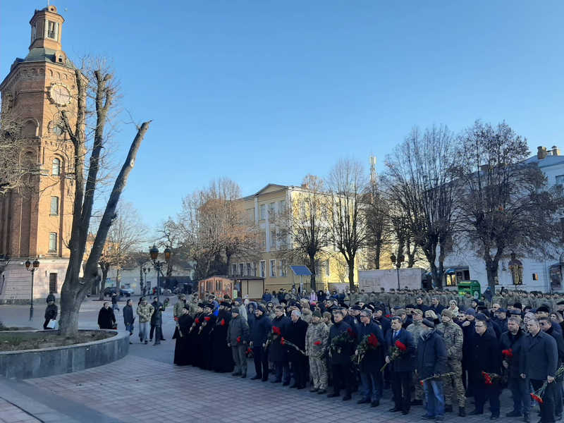 У Вінниці хвилина мовчання за Героями… 58 бійців та офіцерів ЗСУ із Вінниччини удостоєні державних нагород за АТО (відео)