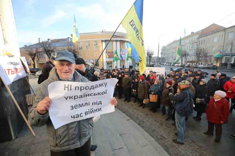 62 депутати на сесії облради підтримали вінничан із ранкового мітингу «Ні – продажу землі!» (відео)