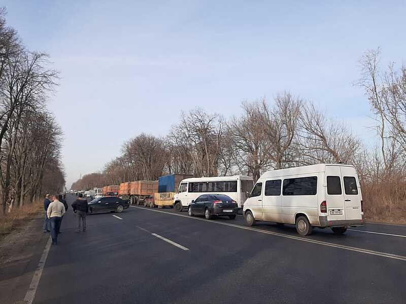 Грандіозна пробка на в’їзді у Вінницю із сторони Немирова! Попереду перекрили дорогу через продаж землі – люди ходять по переходу і пускають лише “швидкі” і вагітних в лікарню! (відео)