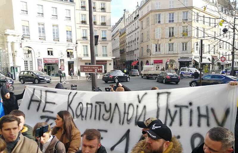 Фронтовики в Парижі порвали прапори Росії та ДНР і написали Зе – «Не капітулюй! Ти ж не лох!» (відео)