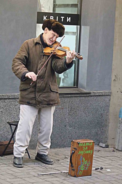 Диво на Новий рік — майже 140 тисяч за добу зібрали люди на новий інструмент сліпому скрипалю з Козятина