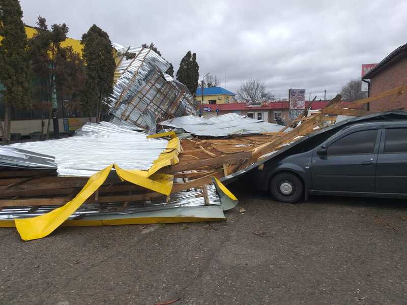 З вокзалу «знесло дах» в Ладижині, 70 населених пунктів по Вінниччині без світла через «Юлію» (відео)