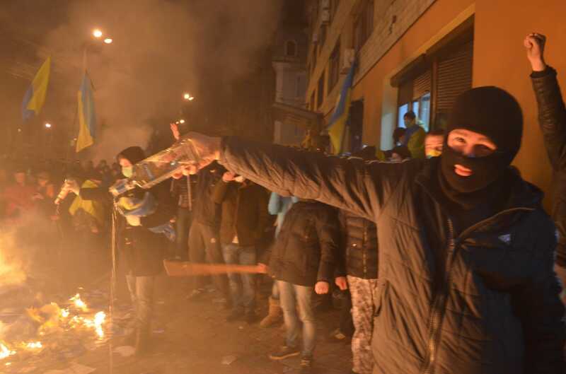 6 років тому після вбивств на Майдані «Небесної Сотні» у Вінниці розгромили офіс «Регіонів» та спалили опудало Януковича… (відео)