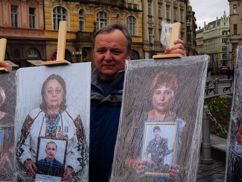 Портрет загиблого вінницького бійця та його мами показали в центрі Праги