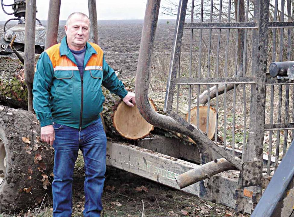 Найстарший тракторист Могилів-Подільського держлісгоспу за стажем освоїв перший трактор із гідроманіпулятором