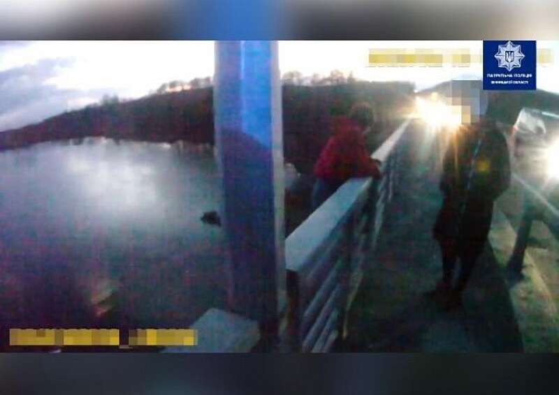 Вінницькі патрульні врятували вагітну жінку, яка хотіла стрибнути з мосту