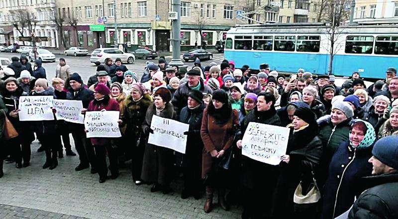 «Не робіть з Бара село» — тисячі людей мітингували під ОДА через опорні лікарні із Бара, Шаргорода, Немирова