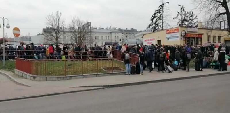 5 спецпоїздів евакуйовують сьогодні із Польщі 1200 заробітчан і студентів (відео)