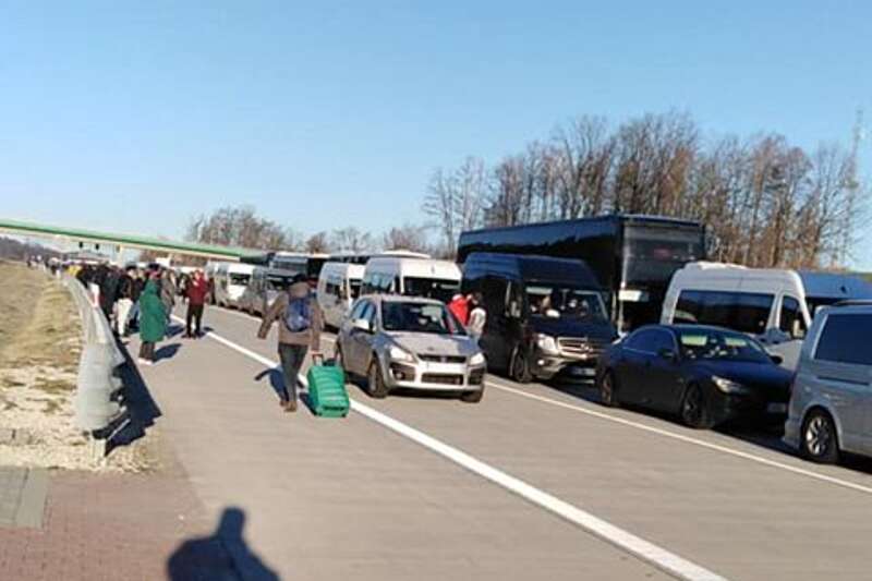 Добу на польському кордоні в закашляних чергах в Україну вистоюють заробітчани і студенти! Місце в авто доходило до $100 (відео)