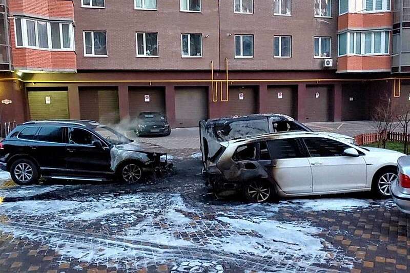 Чотири автівки згоріли біля «Набережного кварталу». Попередня причина- підпал (відео)