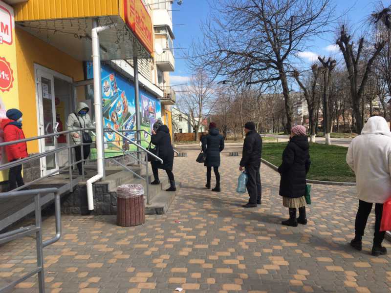 Поблизу вінницьких супермаркетів вибудовуються черги з місцевих жителів