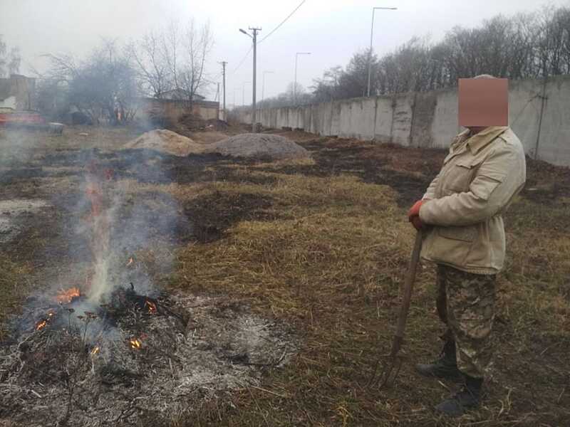 Муніципальна варта спіймала ФОПів, які спалюють сміття