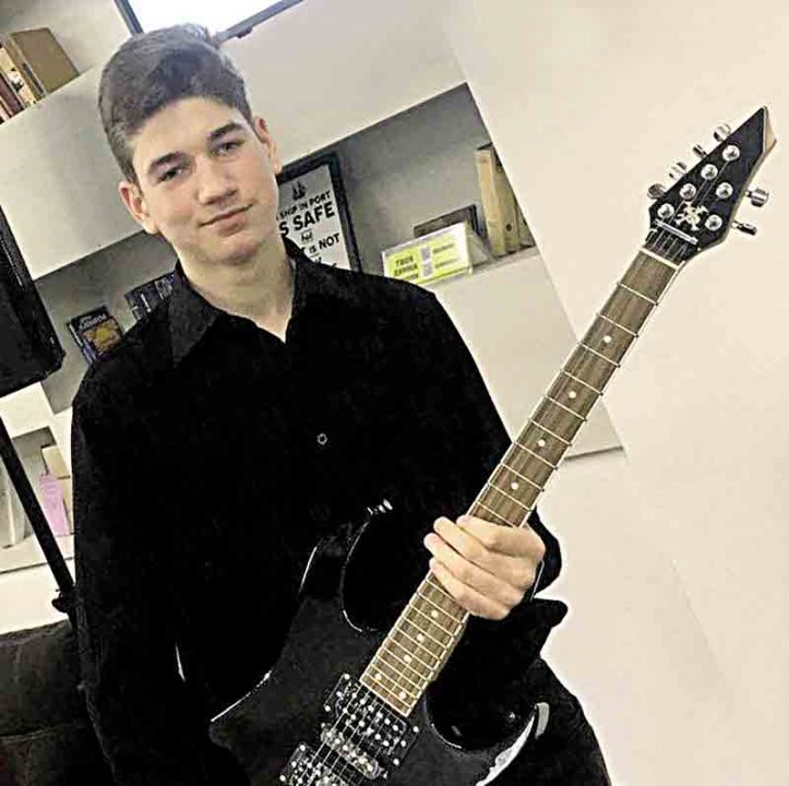 Караоке-таксист подарував гітару юнаку з Бершаді