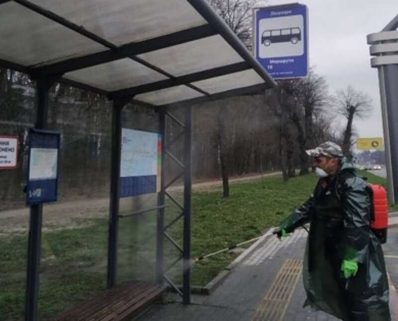 Як у Вінниці дезінфікують зупинки транспорту
