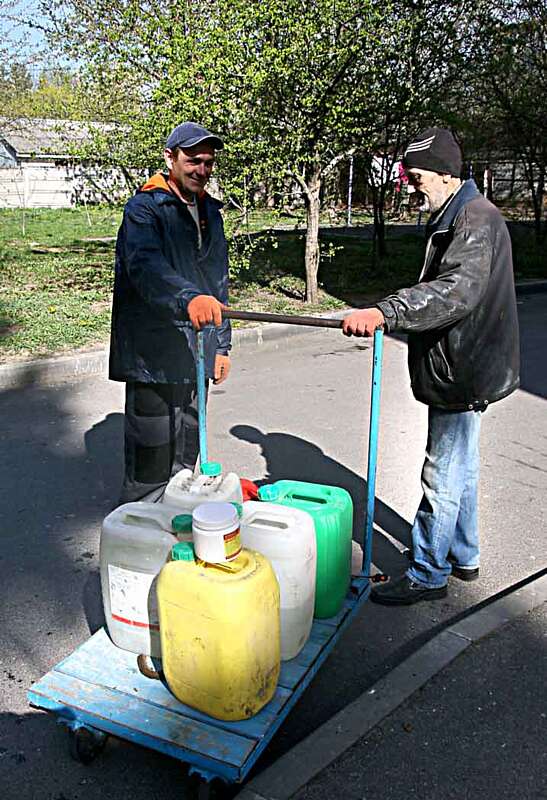 Працівники МКП “УК”Територія комфорту”проводять планову дезінфекцію під’їздів будинків (відео)