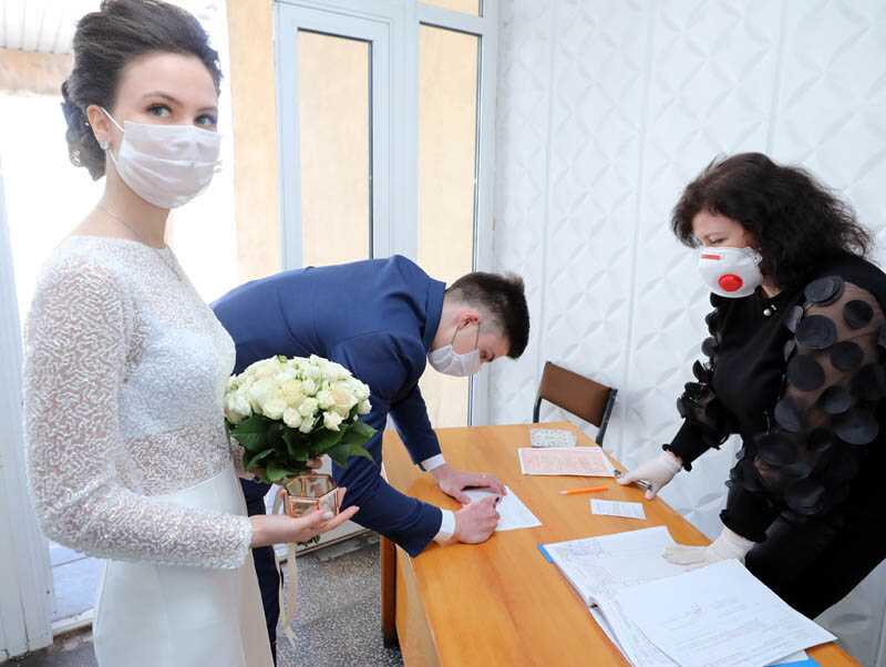 Весілля під час карантину: без гостей, без урочистостей, але у захисних масках пройшло у доньки фотокореспондента «33-го» Сергія Хіміча