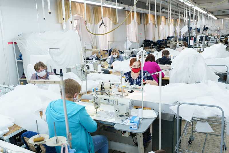 17300 захисних костюмів для медиків Вінниччини пошиють на замовлення ВМР фабрики Володарка та Поділля (відео)