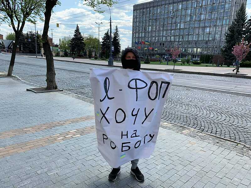 – Я хочу працювати! Бо карантин це катастрофа і банкрутство! – в центрі Вінниці ФОП Олексій влаштував одиночну акцію протесту