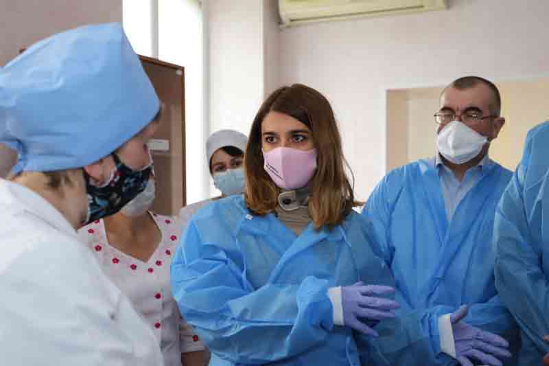 Допомога, що рятує: Проміжний звіт Оперативного штабу Лариси Білозір про підтримку медиків під час епідемії