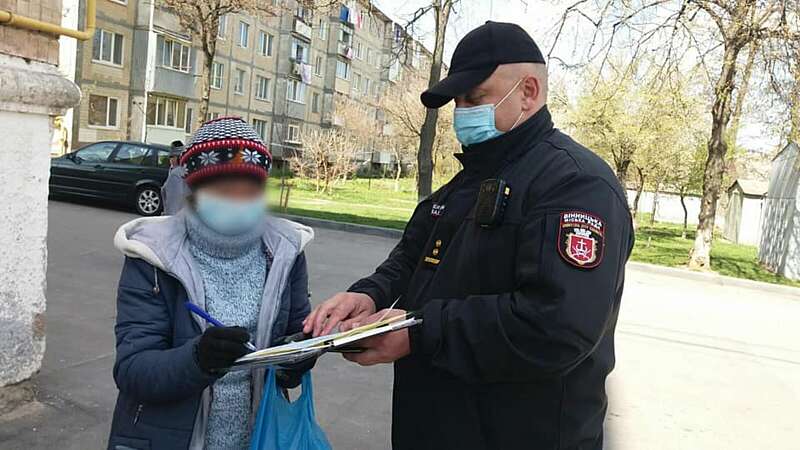 Правопорушницю у Вінниці оштрафували за розклеювання реклами