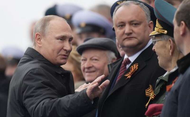 Путін відклав парад Перемоги