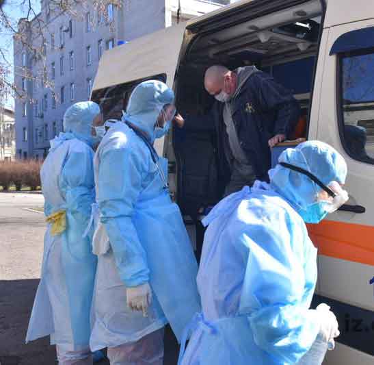 «Коли сина вели до «швидкої», медсестра знімала на мобільний телефон, а інші лікарі з вікон виглядали»