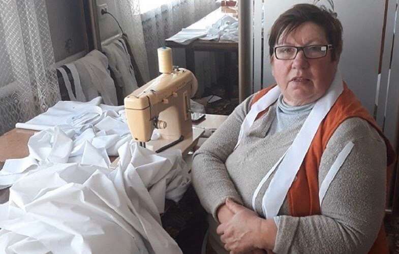 У Калинівці жінка безкоштовно пошила 20 захисних костюмів для медпрацівників