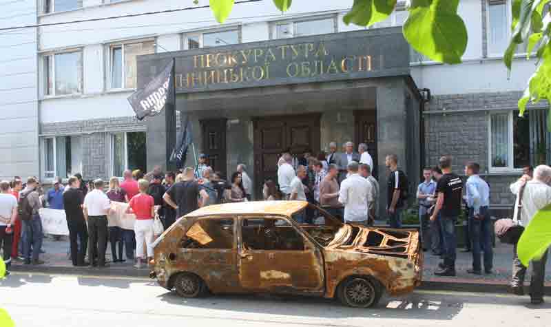 Очима «33-го» 5-10-15-25 років тому. Згадаймо як це було. Тільки фотофакти. Травень 2014 року. У Вінниці під прокуратурою Вінницької області люди вимагали звільнення головного прокурора Вячеслава Соколового